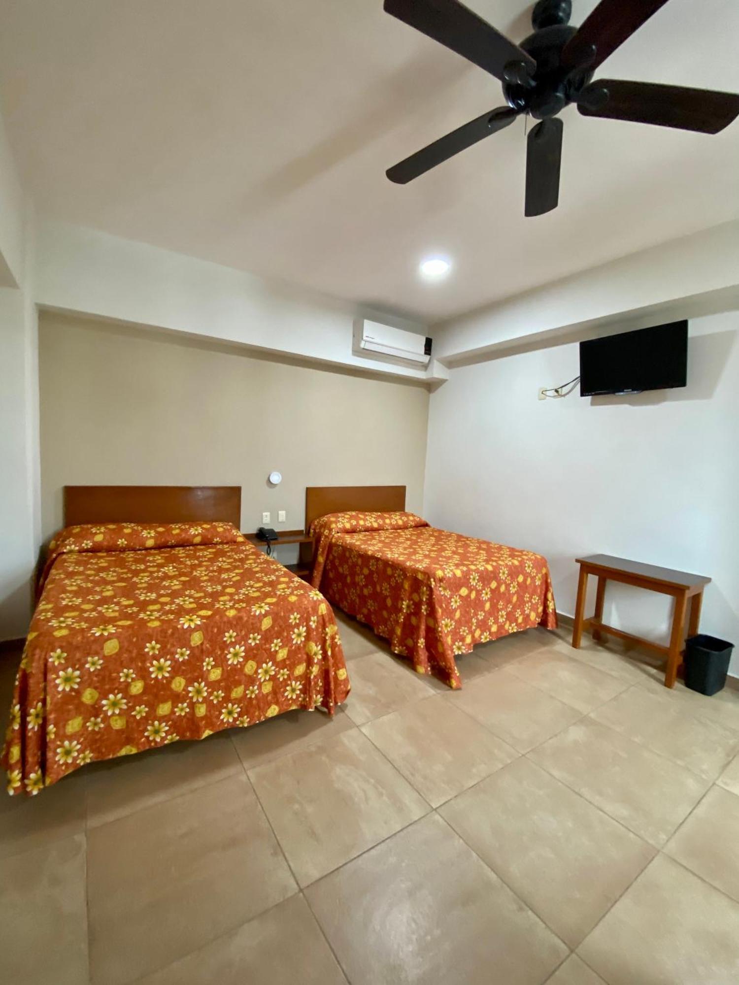 Hotel Delfines - A 2 Calles Del Acuario ベラクルス エクステリア 写真