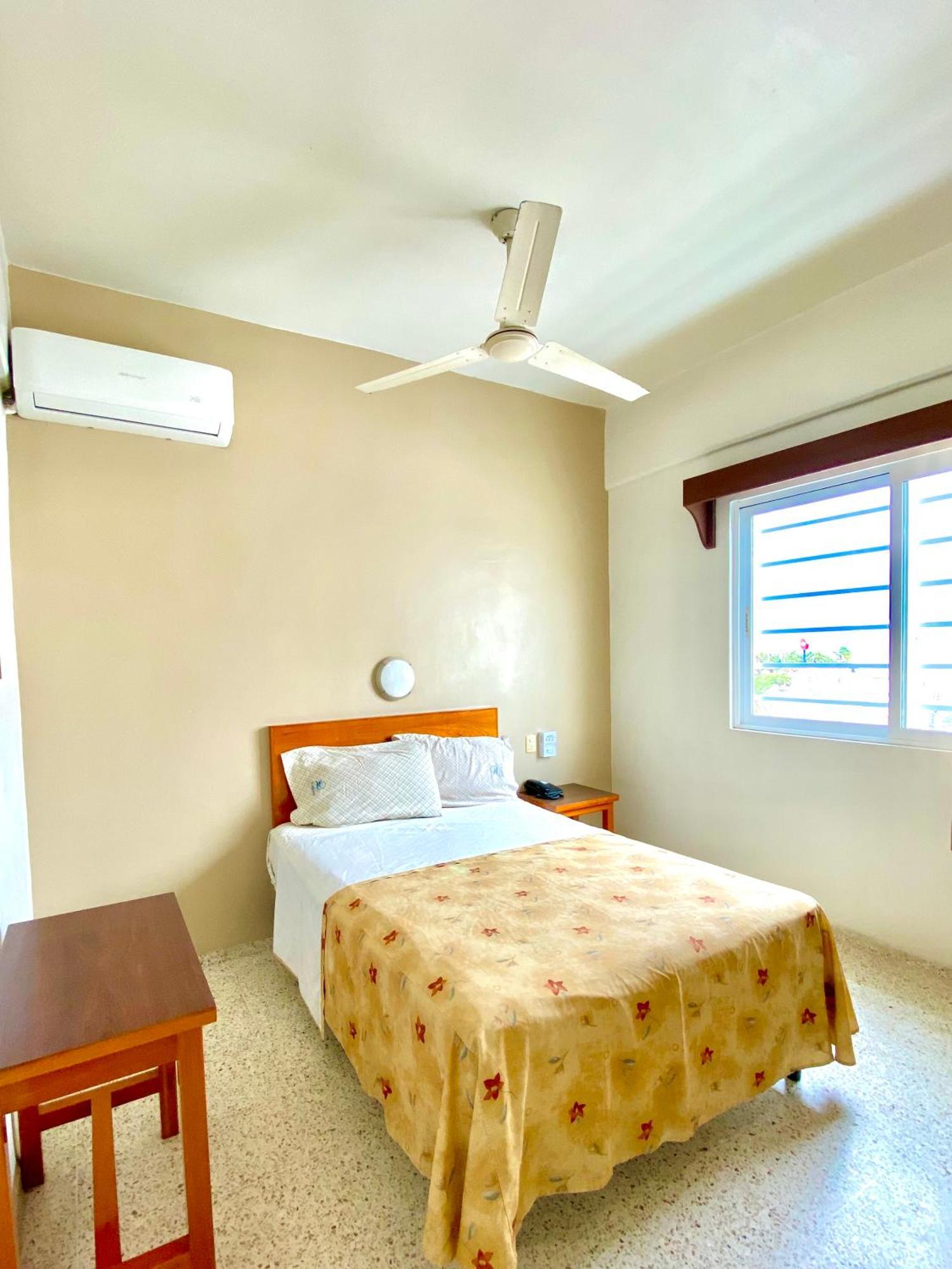 Hotel Delfines - A 2 Calles Del Acuario ベラクルス エクステリア 写真