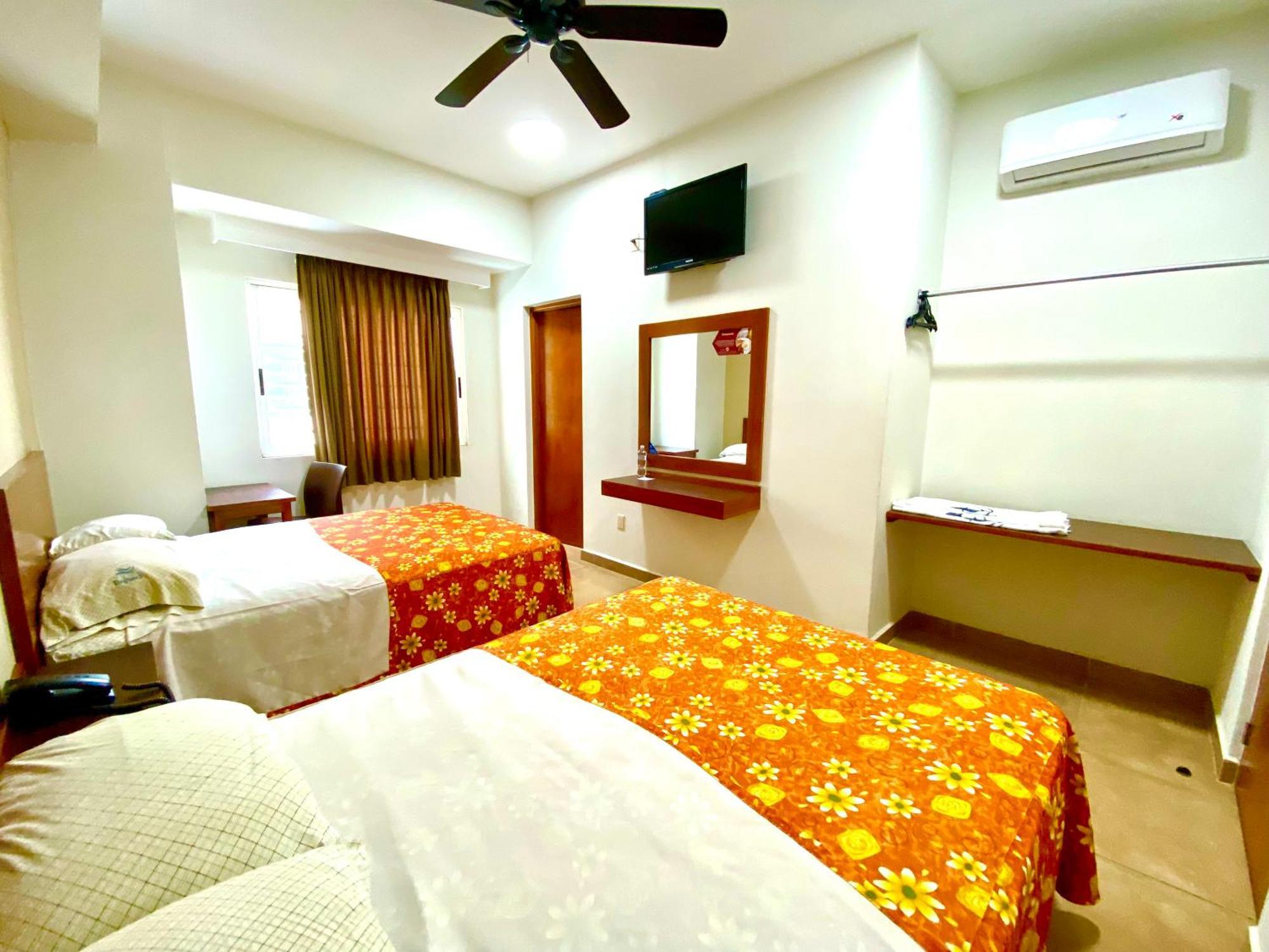 Hotel Delfines - A 2 Calles Del Acuario ベラクルス エクステリア 写真